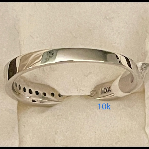 Diamond Gold Ring - Picture 6 of 8